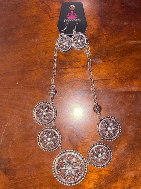 Paparazzi Silver-Tone Filigree Medallion Necklace and Earring Set - Silver - Picture 1 of 1